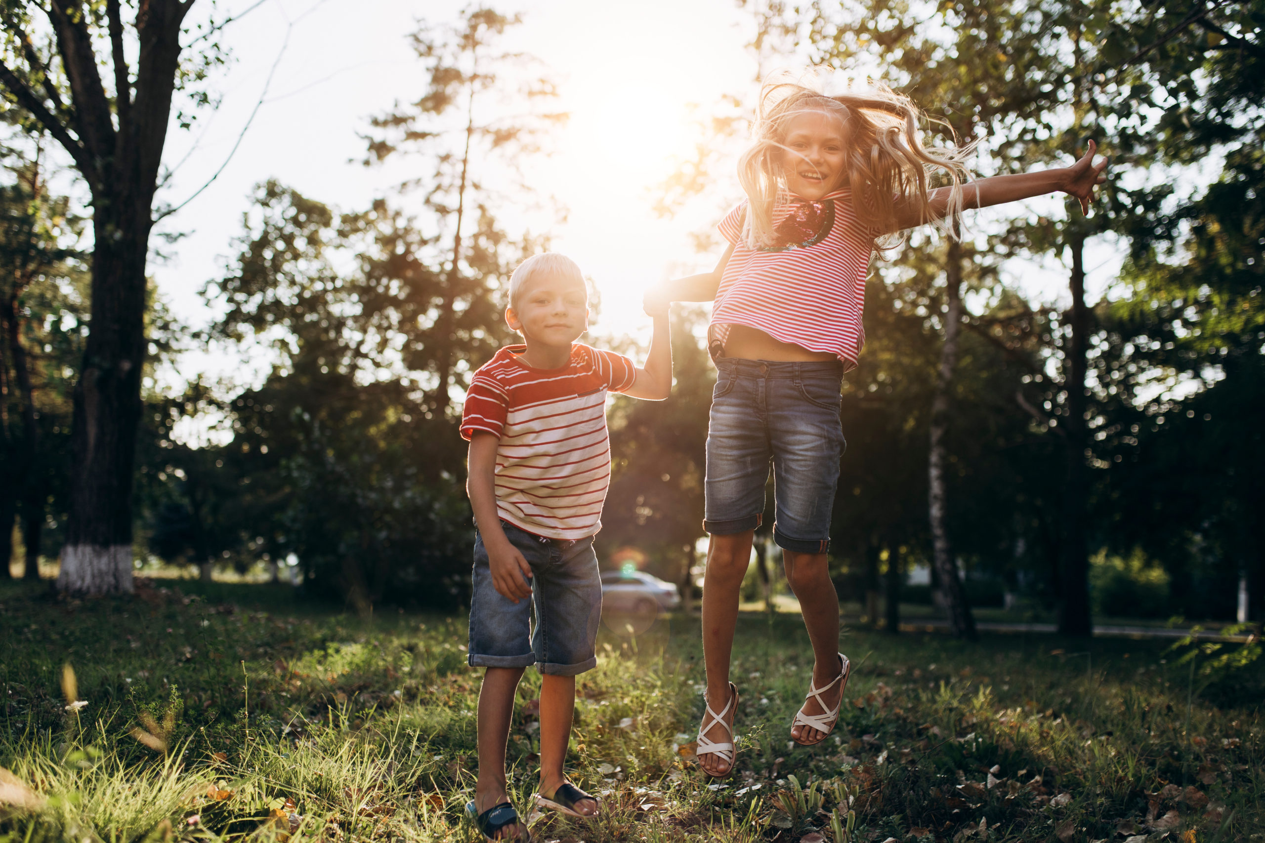 glada barn i solnegång